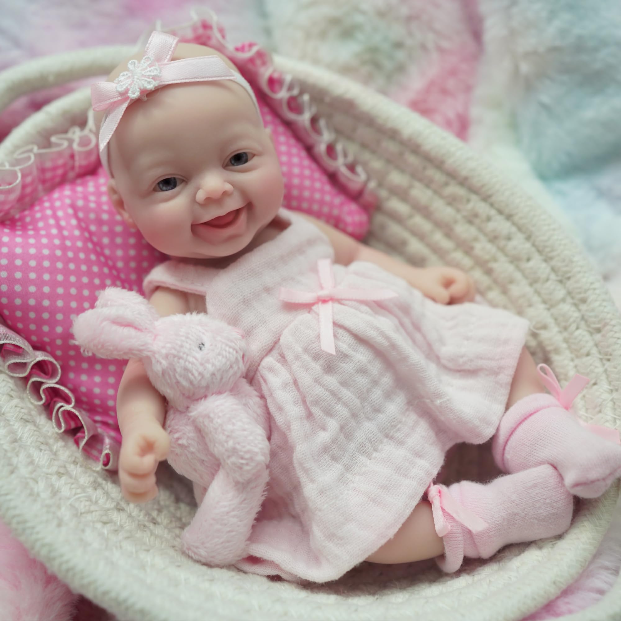 دمية واقعية مصنوعة من السيليكو - مراجعة Reborn Baby Doll Silicone Realistic وسعره