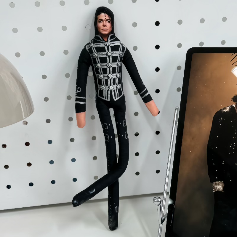 دمية مايكل جاكسون قابلة للتشكي - مراجعة Dolls وسعره